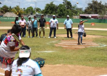 Blanca Merari lanza primera bola en encuentro de sóftbol