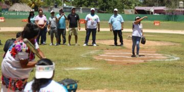 Blanca Merari lanza primera bola en encuentro de sóftbol