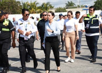 Ana Paty Peralta vigila procedimientos de alcoholímetro en simulacro