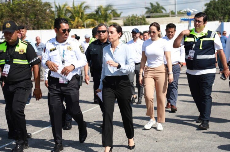Ana Paty Peralta vigila procedimientos de alcoholímetro en simulacro