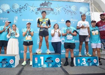 Cancunenses y visitantes festejan fundación de Cancún con Medio Maratón