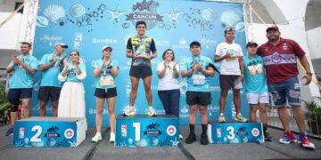 Cancunenses y visitantes festejan fundación de Cancún con Medio Maratón