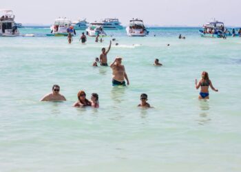 Disfrutan turistas de playas limpias y seguras en Isla Mujeres