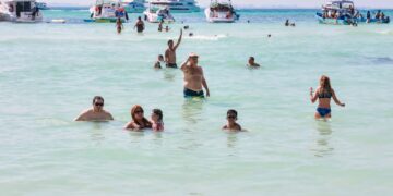 Disfrutan turistas de playas limpias y seguras en Isla Mujeres