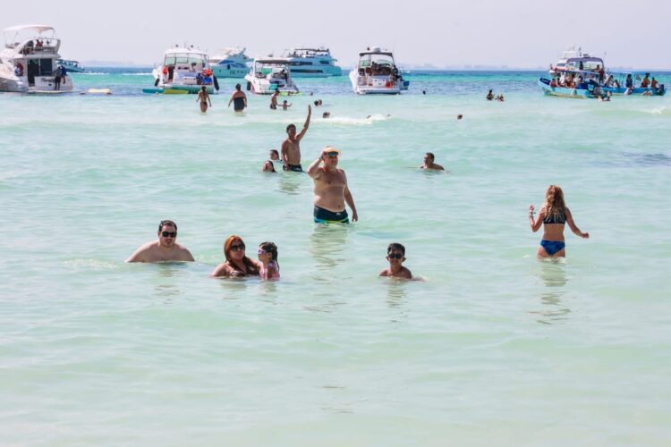 Disfrutan turistas de playas limpias y seguras en Isla Mujeres