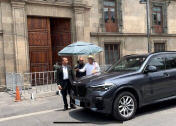 El embajador Ken Salazar se reúne con AMLO en Palacio Nacional