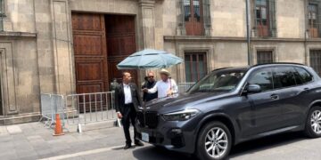 El embajador Ken Salazar se reúne con AMLO en Palacio Nacional