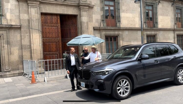 El embajador Ken Salazar se reúne con AMLO en Palacio Nacional
