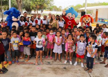 Atenea Gómez, con incansable labor en la entrega de juguetes