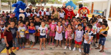 Atenea Gómez, con incansable labor en la entrega de juguetes