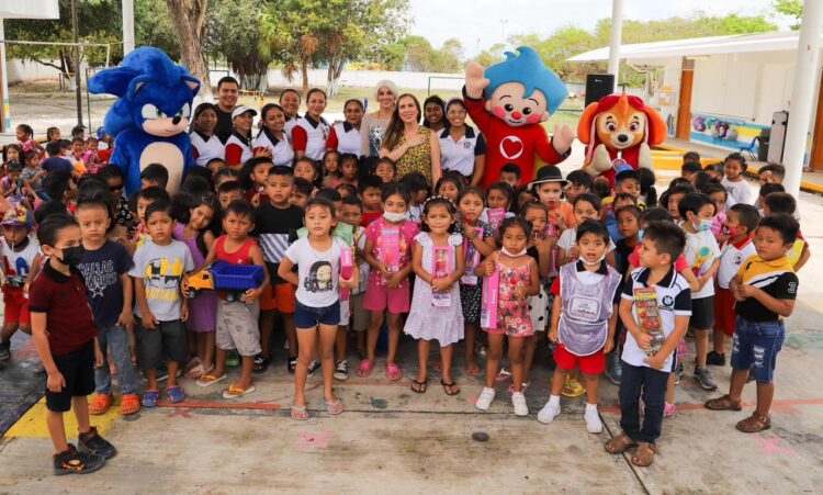 Atenea Gómez, con incansable labor en la entrega de juguetes