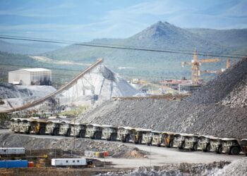 Es prioritario aprobar en actual periodo de sesiones la ley minera: Morena