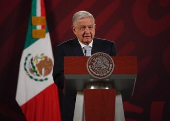 AMLO convoca a 10 mil especialistas jubilados del IMSS para proyecto de salud