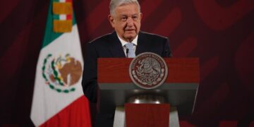 AMLO convoca a 10 mil especialistas jubilados del IMSS para proyecto de salud