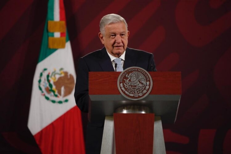 AMLO convoca a 10 mil especialistas jubilados del IMSS para proyecto de salud