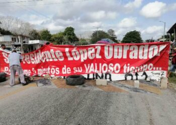 Con bloqueo de carretera de Chetumal demandan ejidatarios cambio de paradero de Tren Maya