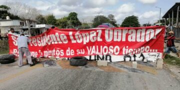 Con bloqueo de carretera de Chetumal demandan ejidatarios cambio de paradero de Tren Maya