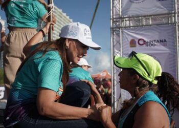 Encabeza Mara Lezama arranque del Triatlón Astri Cancún