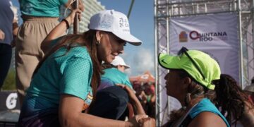 Encabeza Mara Lezama arranque del Triatlón Astri Cancún