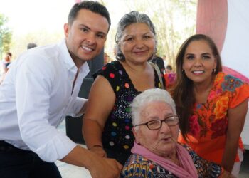 Entregan tarjetas “Mujer es Vida”