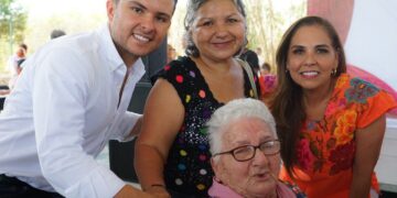 Entregan tarjetas “Mujer es Vida”