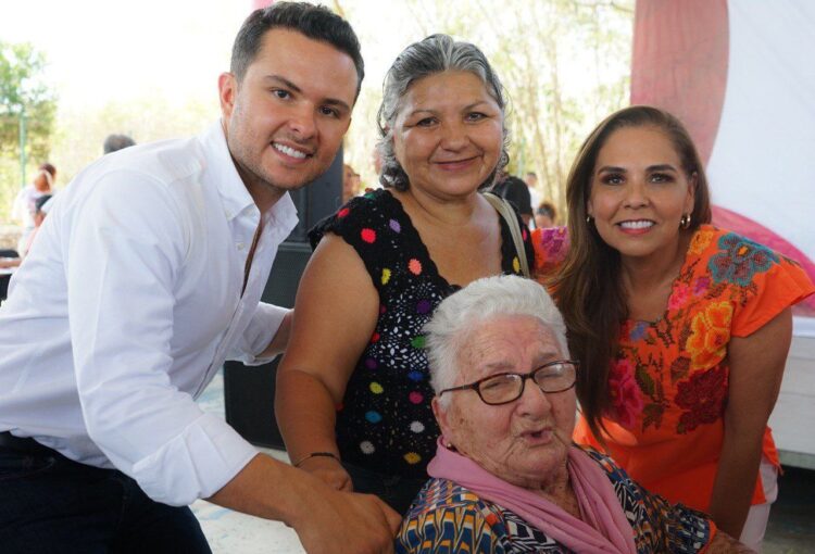 Entregan tarjetas “Mujer es Vida”