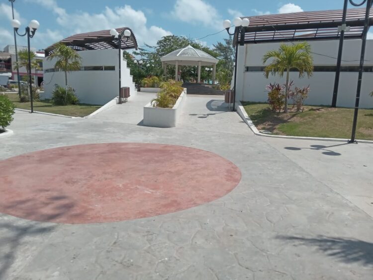 Refuerzan en Puerto Morelos trabajos de mantenimiento en espacios públicos