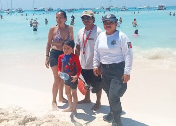Entrega policía de Isla Mujeres sano y salvo a menor extraviado a su mamá