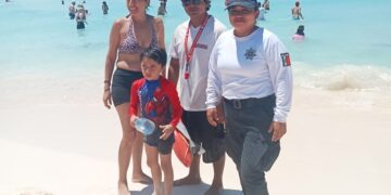 Entrega policía de Isla Mujeres sano y salvo a menor extraviado a su mamá
