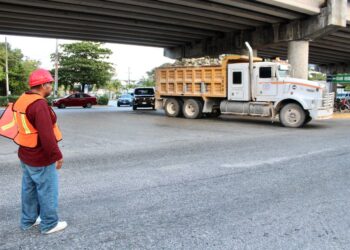Se traslada en Puerto Morelos sin incidentes la piedra porfirita para el Tren Maya