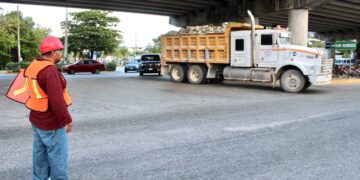 Se traslada en Puerto Morelos sin incidentes la piedra porfirita para el Tren Maya