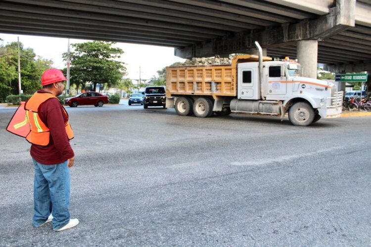 Se traslada en Puerto Morelos sin incidentes la piedra porfirita para el Tren Maya