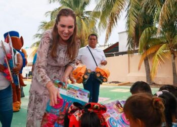 Entrega Atenea Gómezjuguetes a las niñas y niños de Isla Mujeres