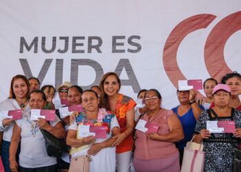 Entrega Mara Lezama de mano en mano tarjetas del programa “Mujer es Vida”