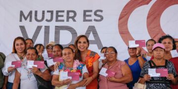 Entrega Mara Lezama de mano en mano tarjetas del programa “Mujer es Vida”