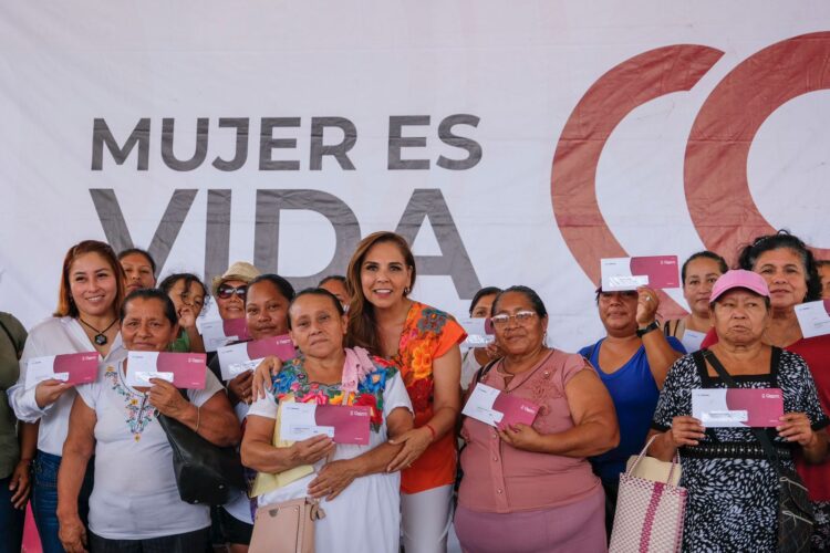 Entrega Mara Lezama de mano en mano tarjetas del programa “Mujer es Vida”
