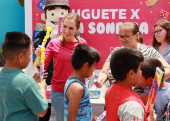 Lleva Atenea Gómez sonrisas y alegría a los más pequeños de la Zona Continental