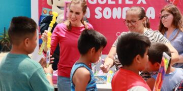 Lleva Atenea Gómez sonrisas y alegría a los más pequeños de la Zona Continental