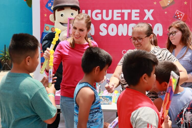 Lleva Atenea Gómez sonrisas y alegría a los más pequeños de la Zona Continental
