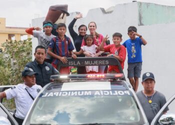 Menores conviven con Atenea Gómez en el marco del Día del Niño y la Niña