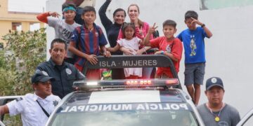Menores conviven con Atenea Gómez en el marco del Día del Niño y la Niña