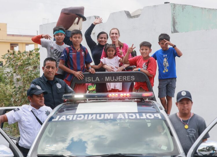 Menores conviven con Atenea Gómez en el marco del Día del Niño y la Niña