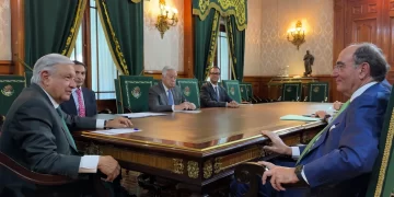 Gobierno federal "nacionaliza" industria eléctrica con compra a Iberdrola: AMLO