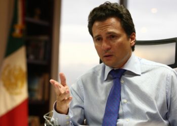 Emilio Lozoya debe devolver recursos y dar información sobre corrupción: AMLO