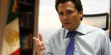Emilio Lozoya debe devolver recursos y dar información sobre corrupción: AMLO