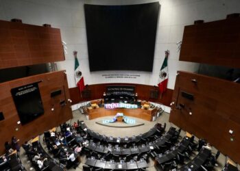 Toman senadores del PAN tribuna; exigen se nombre a comisionados del INAI