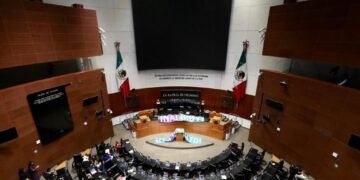 Toman senadores del PAN tribuna; exigen se nombre a comisionados del INAI