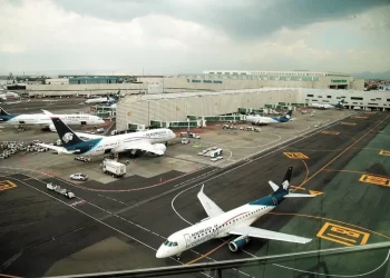 Da AMLO marcha atrás a cabotaje aéreo en su propuesta de ley de aviación