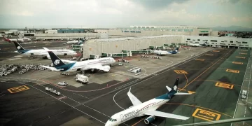 Da AMLO marcha atrás a cabotaje aéreo en su propuesta de ley de aviación