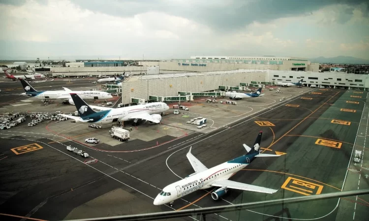Da AMLO marcha atrás a cabotaje aéreo en su propuesta de ley de aviación